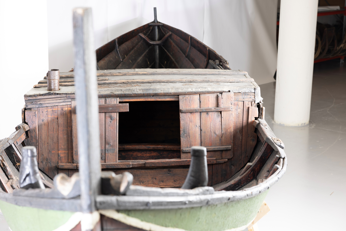 Firing fra Åfjord. Medfølger mast med råseil, kahytt på midten med jernovn, 4 årer mrk. 4235 A-C, ror m. styrvol mrk. 4235 G.