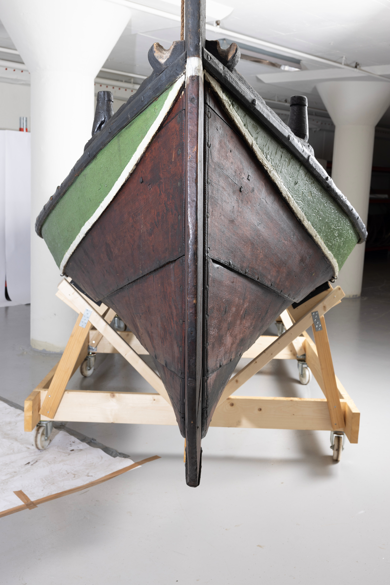 Firing fra Åfjord. Medfølger mast med råseil, kahytt på midten med jernovn, 4 årer mrk. 4235 A-C, ror m. styrvol mrk. 4235 G.