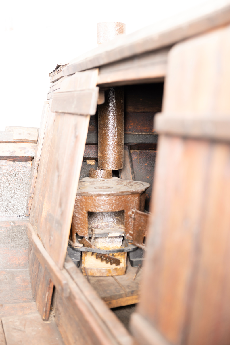 Firing fra Åfjord. Medfølger mast med råseil, kahytt på midten med jernovn, 4 årer mrk. 4235 A-C, ror m. styrvol mrk. 4235 G.