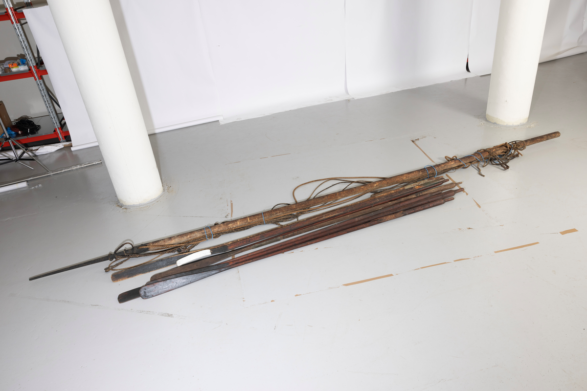 Firing fra Åfjord. Medfølger mast med råseil, kahytt på midten med jernovn, 4 årer mrk. 4235 A-C, ror m. styrvol mrk. 4235 G.