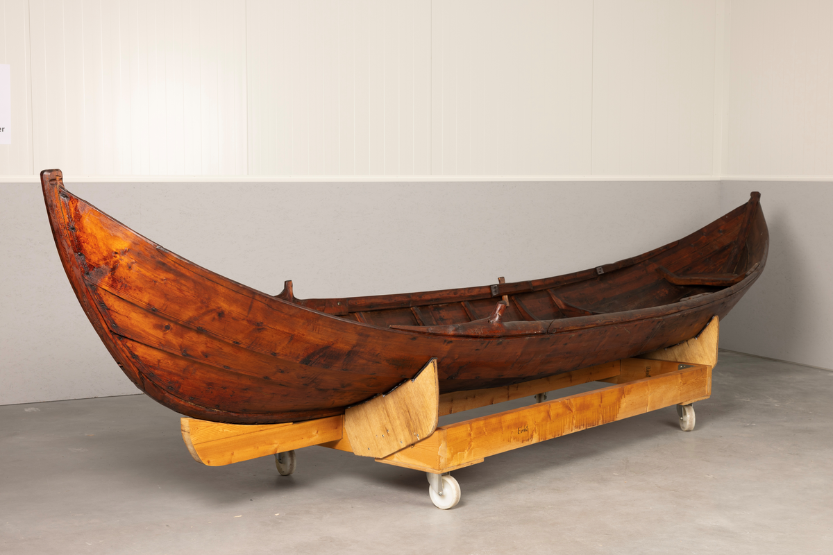 Samisk båt / skoltebask fra Varanger. Lang, smal robåt , primært for bruk i elv. Med øsekar og 2 årer.