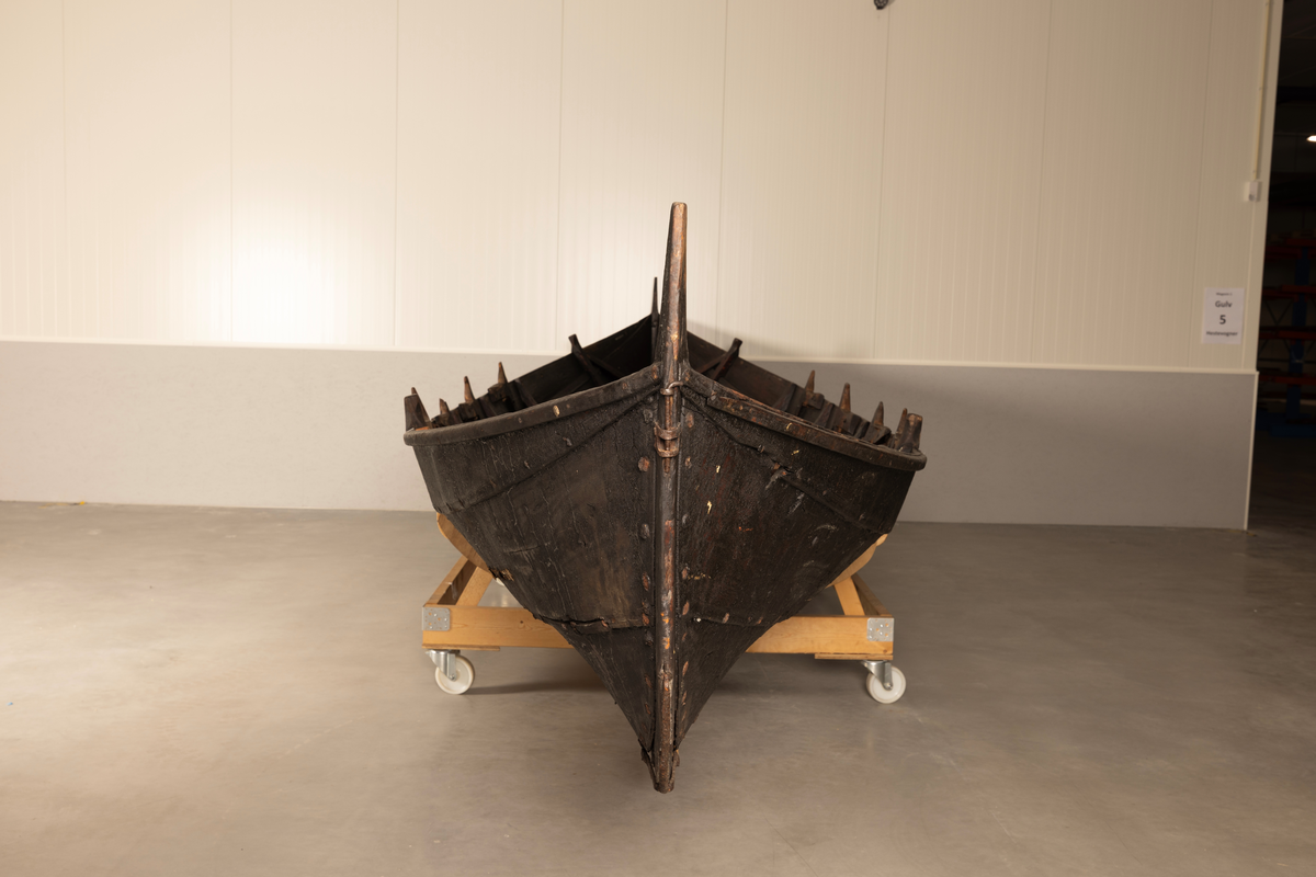 Åttring med nyere reparasjon. Fire keiper, et par årer, fem tiljer, tre tofter, ror, styrvol, mast og seil.