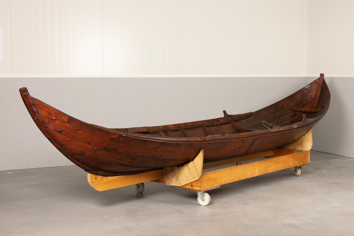 Samisk båt / skoltebask fra Varanger. Lang, smal robåt , primært for bruk i elv. Med øsekar og 2 årer.