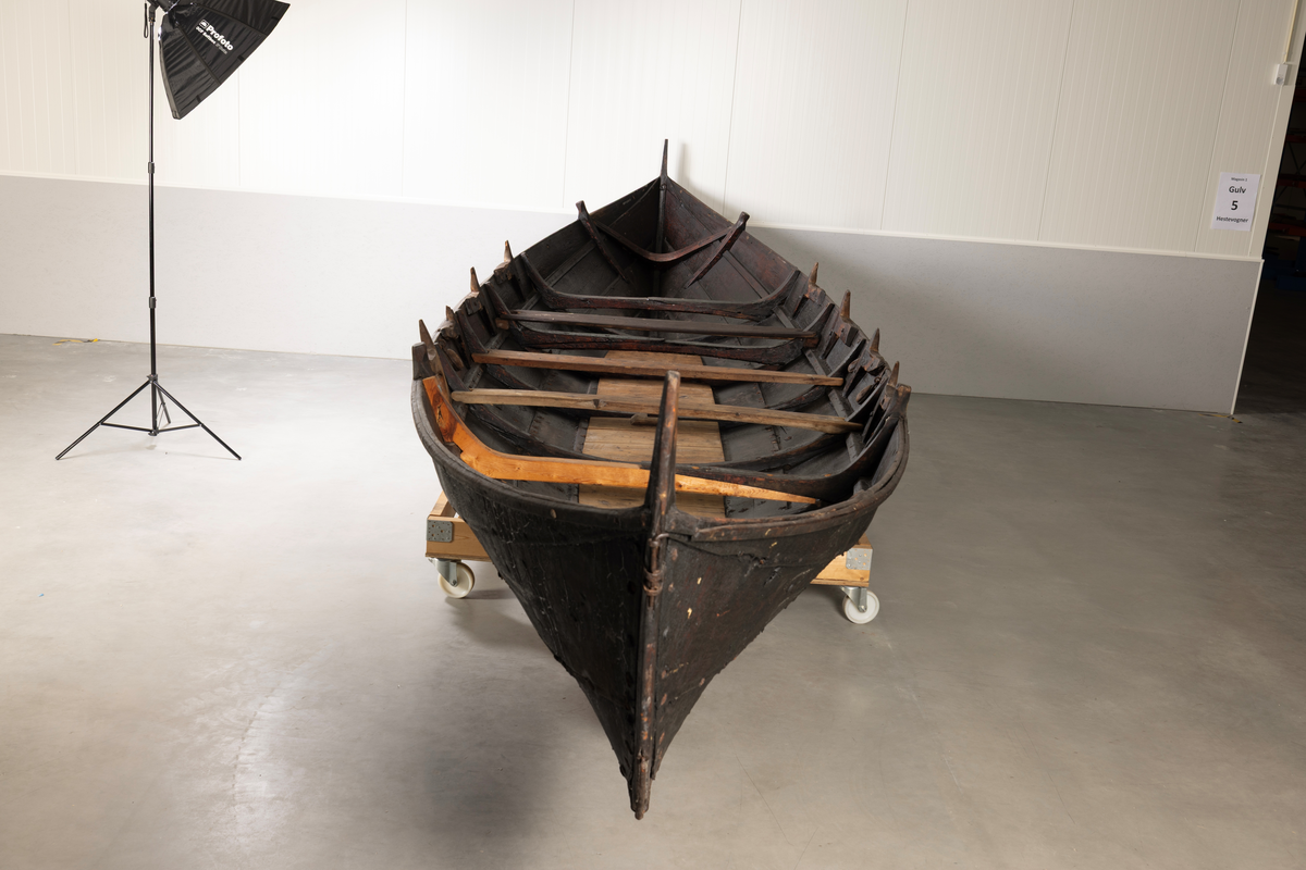 Åttring med nyere reparasjon. Fire keiper, et par årer, fem tiljer, tre tofter, ror, styrvol, mast og seil.