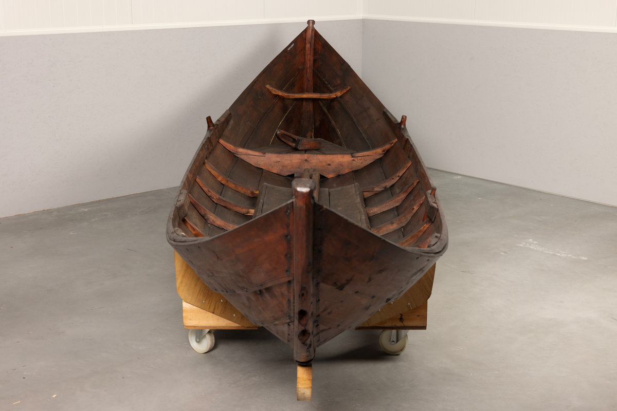 Samisk båt / skoltebask fra Varanger. Lang, smal robåt , primært for bruk i elv. Med øsekar og 2 årer.