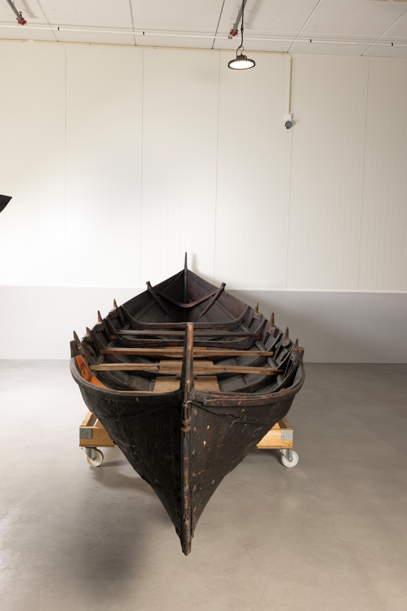 Åttring med nyere reparasjon. Fire keiper, et par årer, fem tiljer, tre tofter, ror, styrvol, mast og seil.