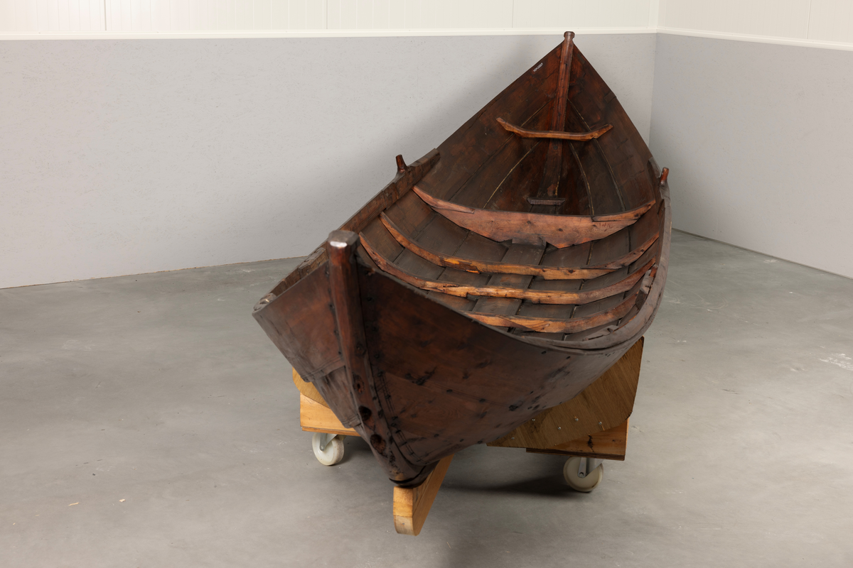 Samisk båt / skoltebask fra Varanger. Lang, smal robåt , primært for bruk i elv. Med øsekar og 2 årer.