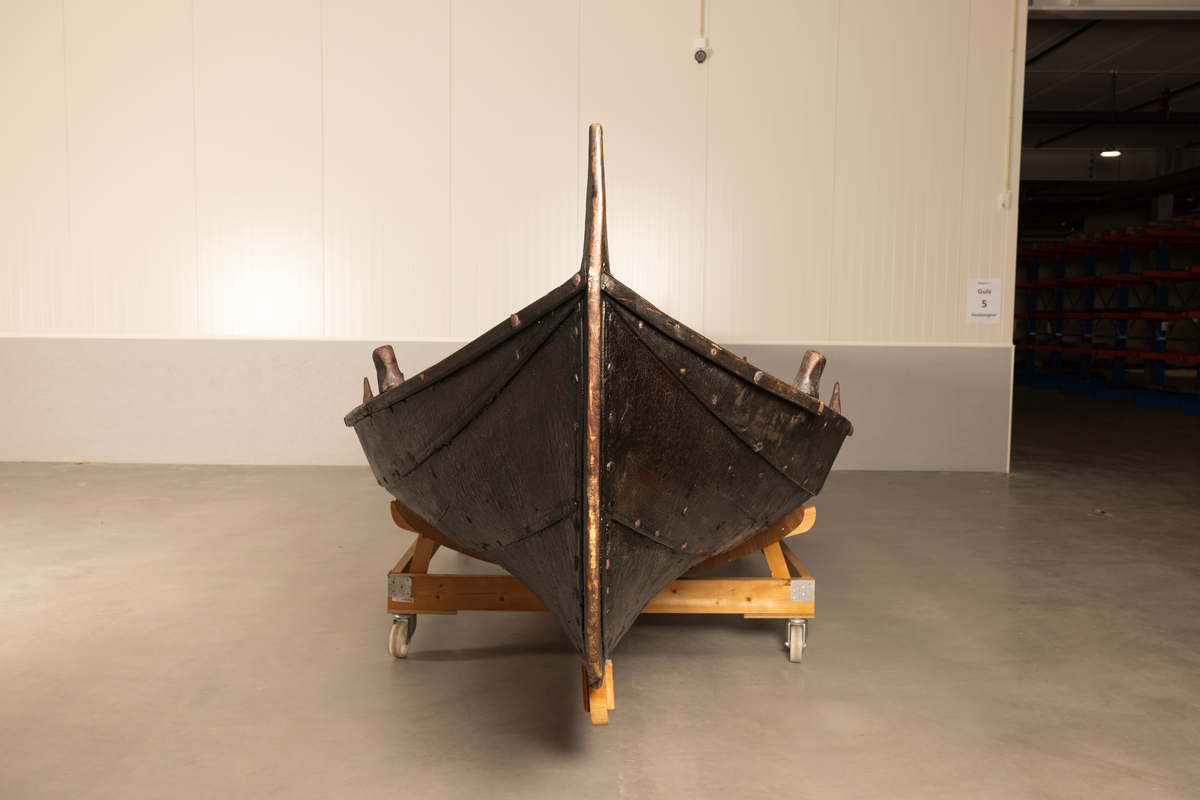 Åttring med nyere reparasjon. Fire keiper, et par årer, fem tiljer, tre tofter, ror, styrvol, mast og seil.