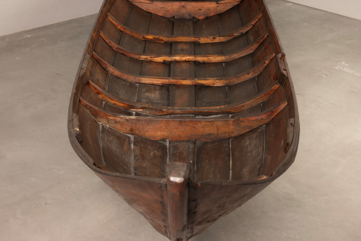 Samisk båt / skoltebask fra Varanger. Lang, smal robåt , primært for bruk i elv. Med øsekar og 2 årer.