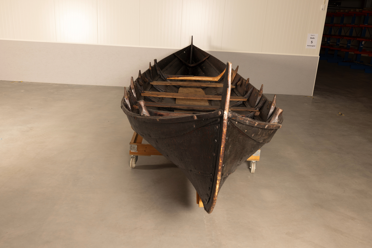 Åttring med nyere reparasjon. Fire keiper, et par årer, fem tiljer, tre tofter, ror, styrvol, mast og seil.