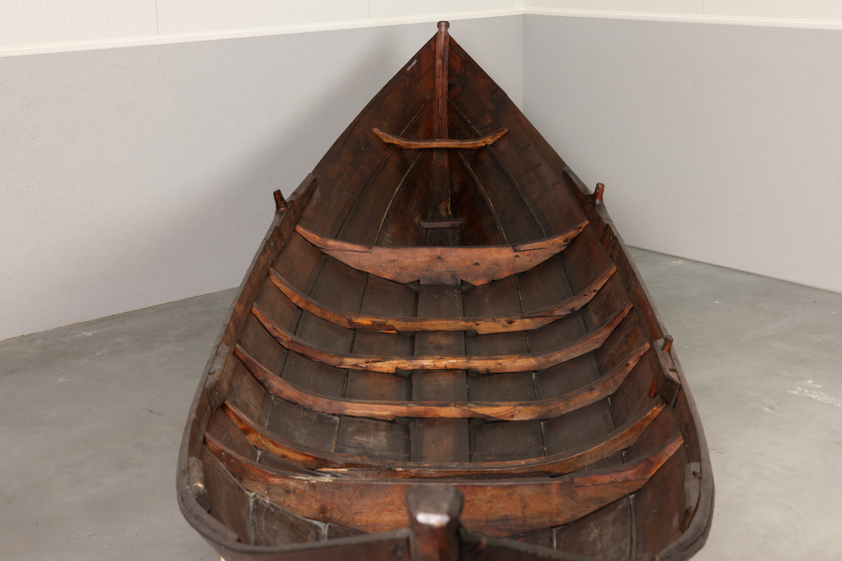 Samisk båt / skoltebask fra Varanger. Lang, smal robåt , primært for bruk i elv. Med øsekar og 2 årer.