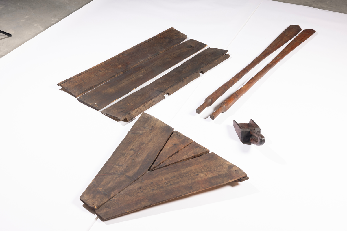 Samisk båt / skoltebask fra Varanger. Lang, smal robåt , primært for bruk i elv. Med øsekar og 2 årer.