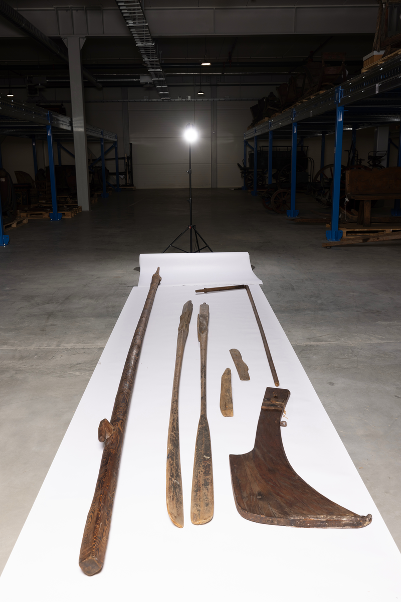 Åttring med nyere reparasjon. Fire keiper, et par årer, fem tiljer, tre tofter, ror, styrvol, mast og seil.