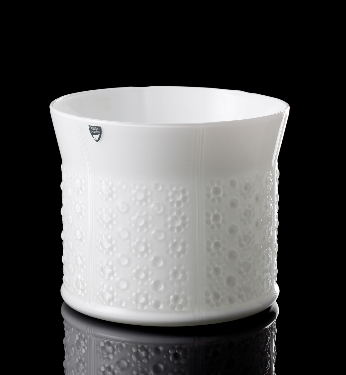 Blomkruka i opalvitt underfång, med stiliserat blommönster i relief.
Formgivare: Olle Alberius.
