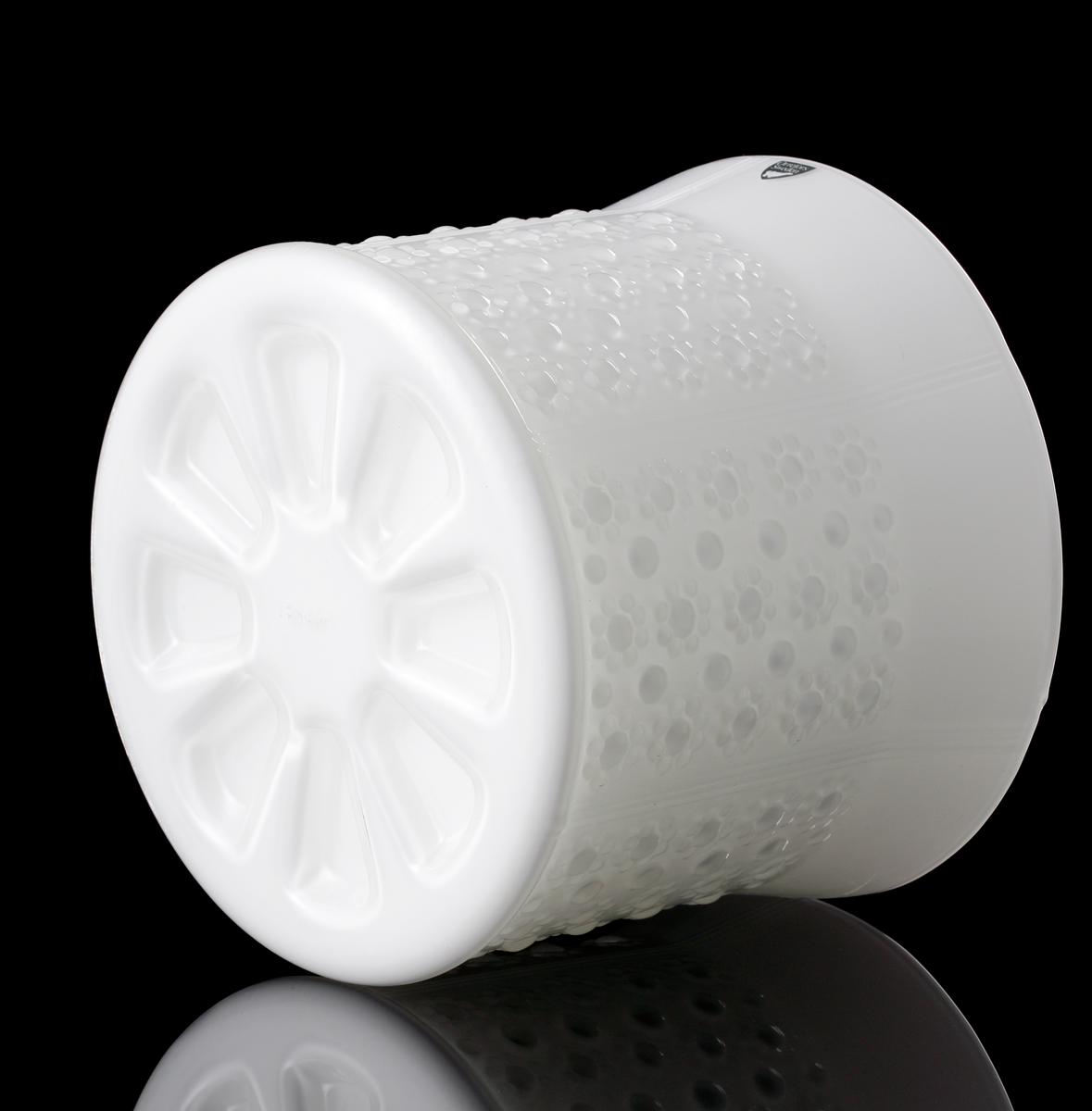 Blomkruka i opalvitt underfång, med stiliserat blommönster i relief.
Formgivare: Olle Alberius.
