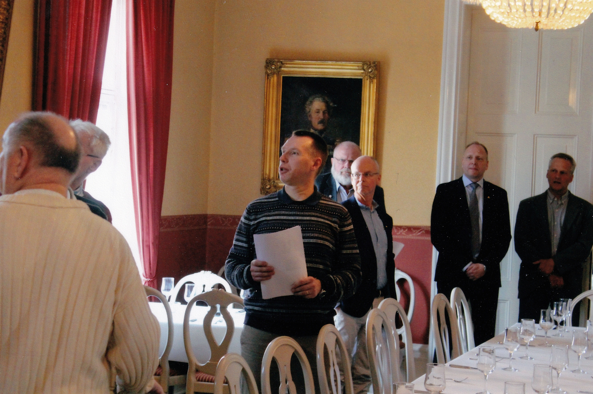 Skaraborgs regementes kamratförenings årsmöte på Skaraborgsmässen april 2015. Sven Lindberg guidar på mässen