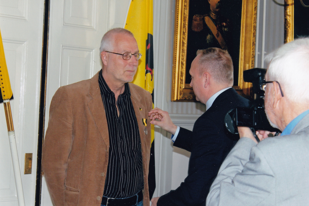 Skaraborgs regementes kamratförenings årsmöte på Skaraborgsmässen april 2015. Stefan Gunnarsson avtackas med medalj av ordf Fredrik Ståhlberg