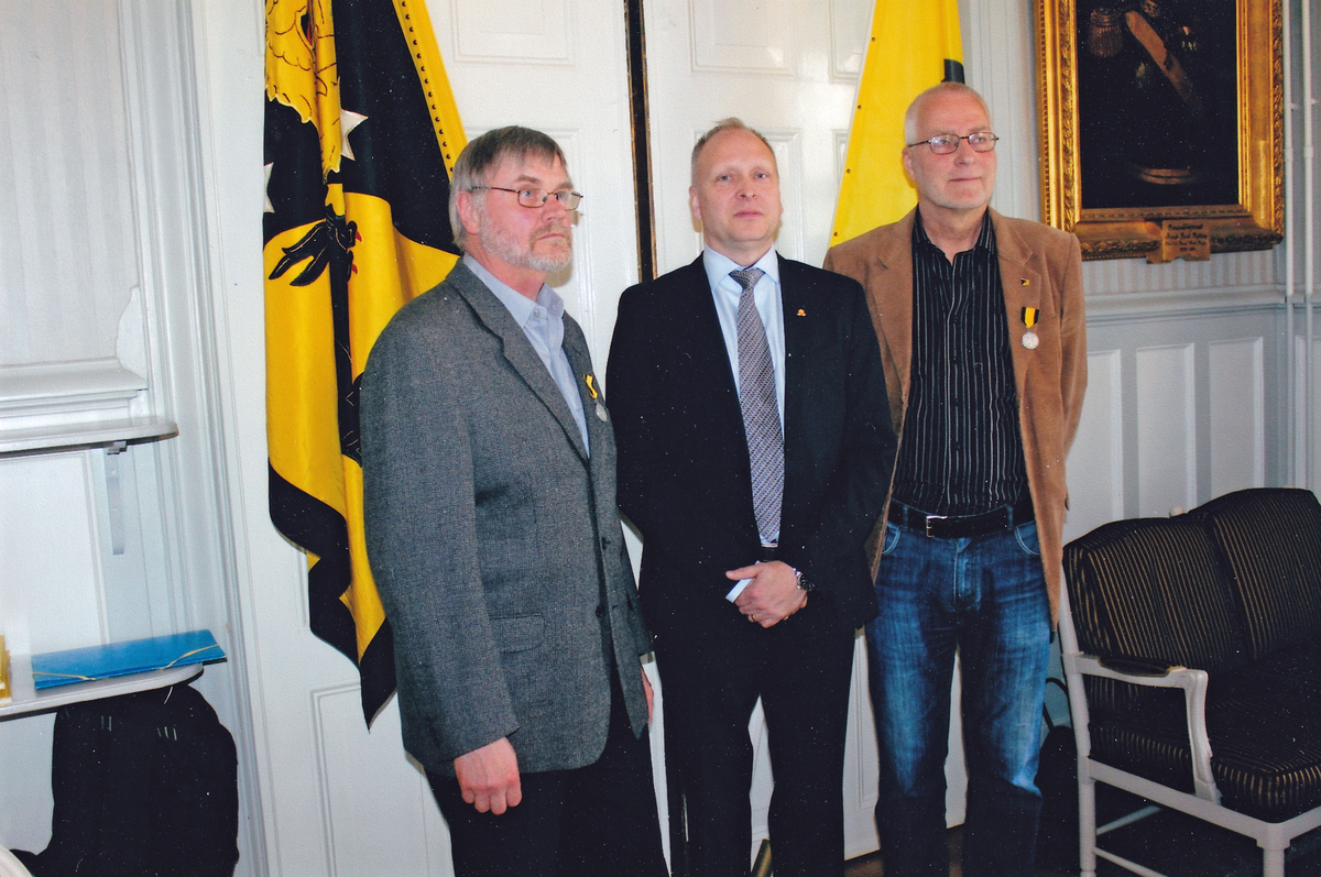 Skaraborgs regementes kamratförenings årsmöte på Skaraborgsmässen april 2015. Ordf Fredrik Ståhlberg flankeras av de båda medlajörerna Börje Johansson och Stefan Gunnarsson