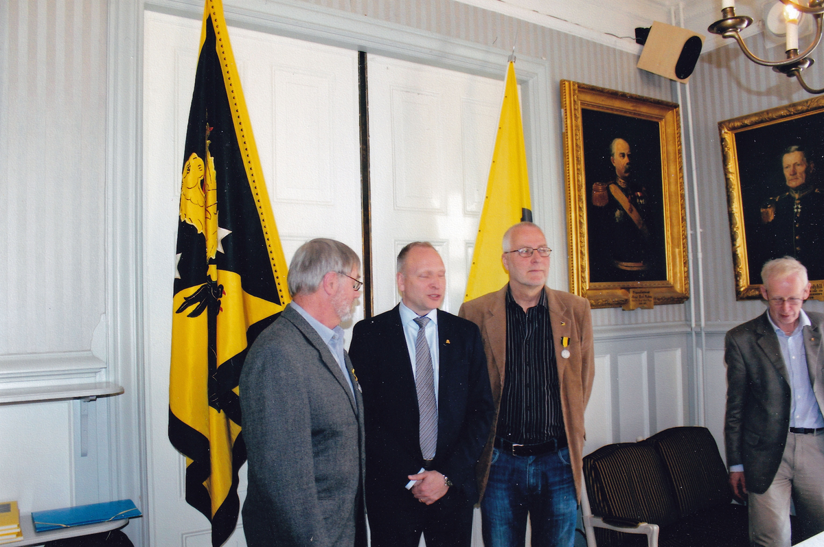 Skaraborgs regementes kamratförenings årsmöte på Skaraborgsmässen april 2015. Ordf Fredrik Ståhlberg flankeras av de båda medlajörerna Börje Johansson och Stefan Gunnarsson. Till höger Gunnar Ivarsson.