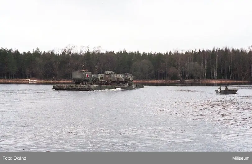 Ponton 100-färja framdrivning av bogserbåt.