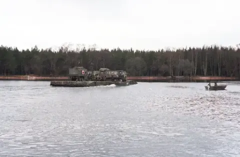 Ponton 100-färja framdrivning av bogserbåt.