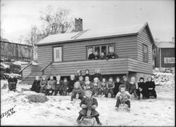 Ungene i Seljestad Barneparkering, med barnehagebygningen i 