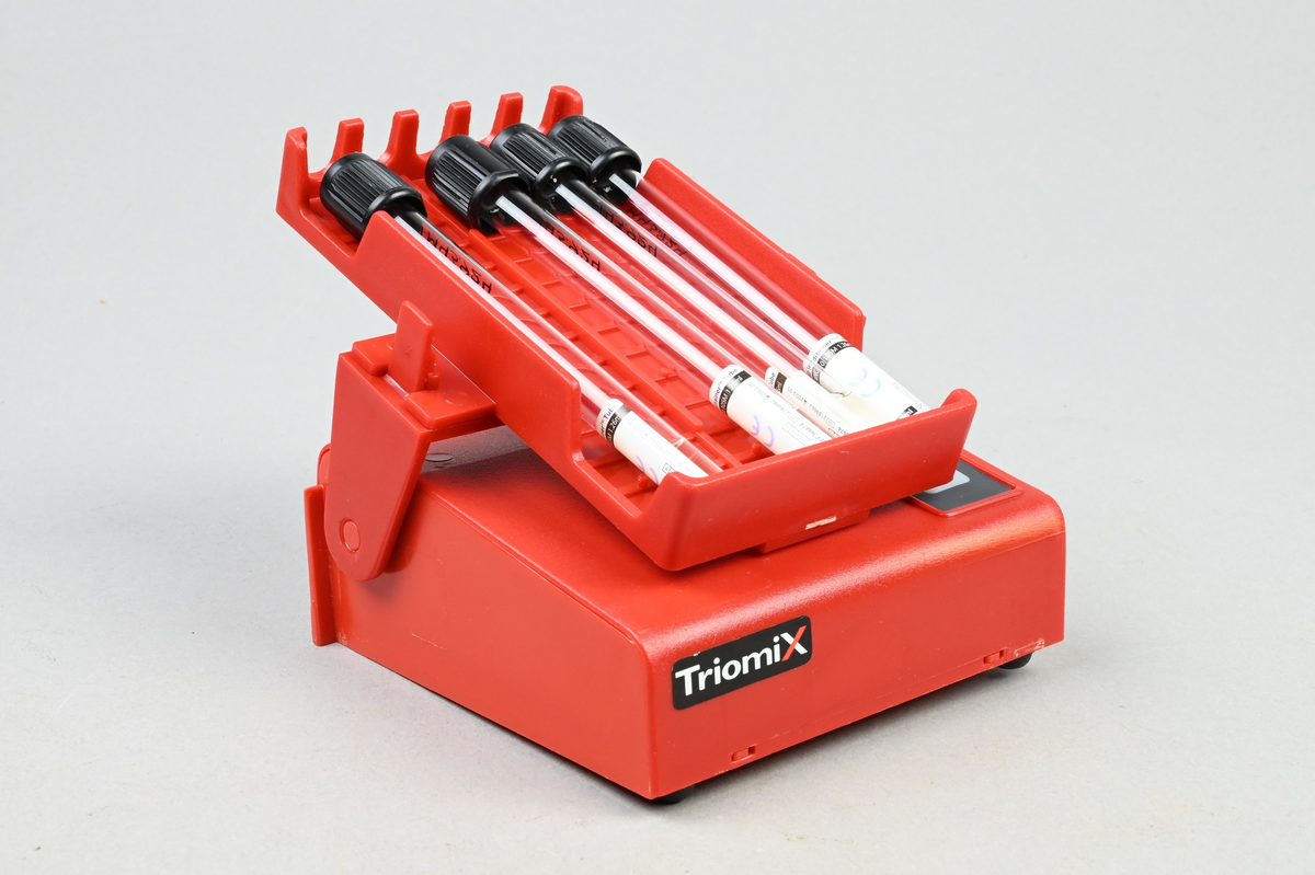 Blodvagga. Plasthöljet täcker en motor som drivs av fyra stycken 1,5 V batterier. På plasthöljet finns en hållare för blodrör. Blodvaggan blandar blodrör i 3 olika hastigheter, antingen i cykler om tio vaggningar eller kontinuerligt, vilket betyder att den kan användas till alla slags venprovtagningsrör.