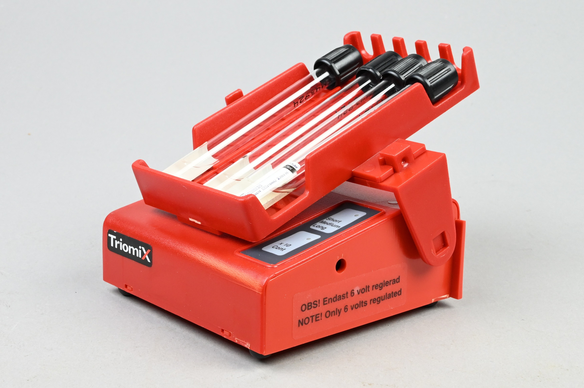 Blodvagga. Plasthöljet täcker en motor som drivs av fyra stycken 1,5 V batterier. På plasthöljet finns en hållare för blodrör. Blodvaggan blandar blodrör i 3 olika hastigheter, antingen i cykler om tio vaggningar eller kontinuerligt, vilket betyder att den kan användas till alla slags venprovtagningsrör.