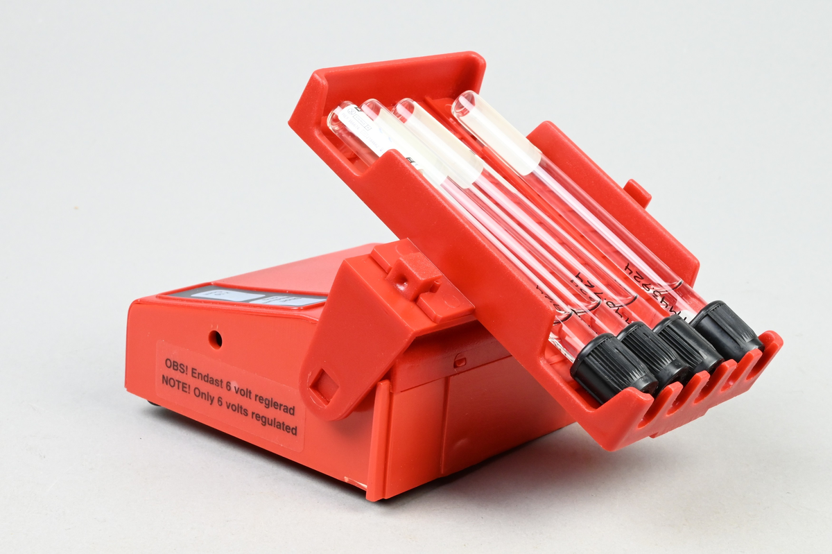 Blodvagga. Plasthöljet täcker en motor som drivs av fyra stycken 1,5 V batterier. På plasthöljet finns en hållare för blodrör. Blodvaggan blandar blodrör i 3 olika hastigheter, antingen i cykler om tio vaggningar eller kontinuerligt, vilket betyder att den kan användas till alla slags venprovtagningsrör.