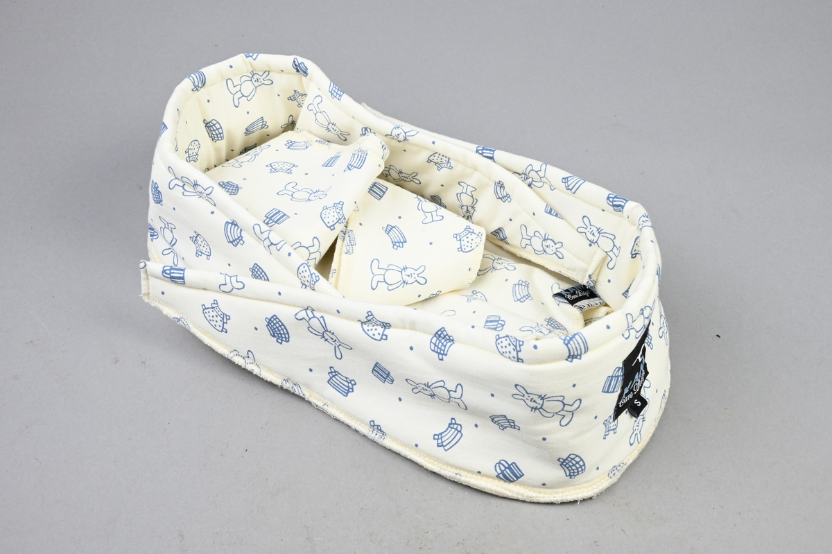 Ekologiskt bäddstöd av bomullssatin, för förtidigt födda barn och sjuka nyfödda som behöver kuvösvård.  Bäddstödet består av en bottenplatta med en huvudända och en fotända. Den består även av en liten filt med ett löst band.  Bäddstödet används för att ge det omogna barnet stöd att hålla ihop kroppen och skydda barnet från ljud- och ljusintryck när barnet vårdas i kuvös och vid olika vårdbehandlingar som kan vara mycket ansträngande för barnet.  Bäddstöden tillverkas i Uppsala av ekologisk bomullssatin. Det är mönsterskyddat (80384) och används sedan 2006 på sjukhus i Sverige, Norge och Spanien.
Tillbehör: Bäddstöd, filt, band