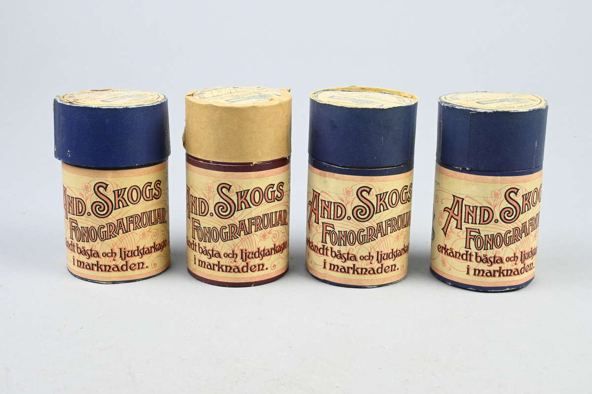 Fonograf med 6 st. vaxrullar i fodral. Fonograf med fjäderverksdriven vals för ljudrullar av Edisons mindre standardstorlek, via snörtransmission med spännare, hastighetsregulator. Konisk ljudtratt av plåt, ljuddosa med glimmermembran och stift av glas, som vid drift följer ljudspåret i rullen. Rullar av vaxmassa med 2 min. gångtid vid 160 varv/min.