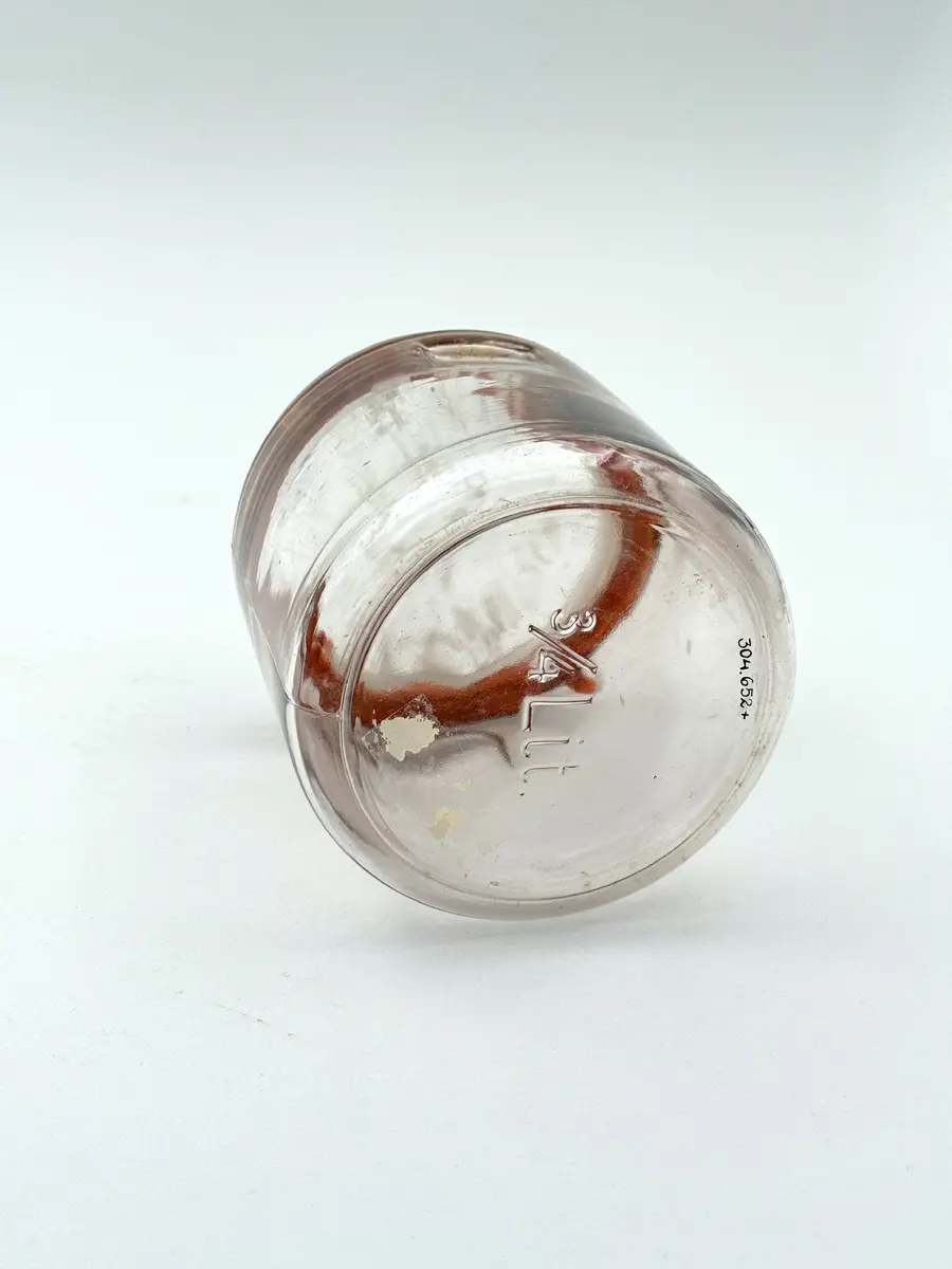 Cylindrisk burk av glas med lock och tätningsring av gummi. Locket med firmanamn i relief: GLIMMA GLASBRUK GLIMÅKRA. Botten med volymangivelse i relief: 3/4 LIT. 

Metallbygel saknas. 