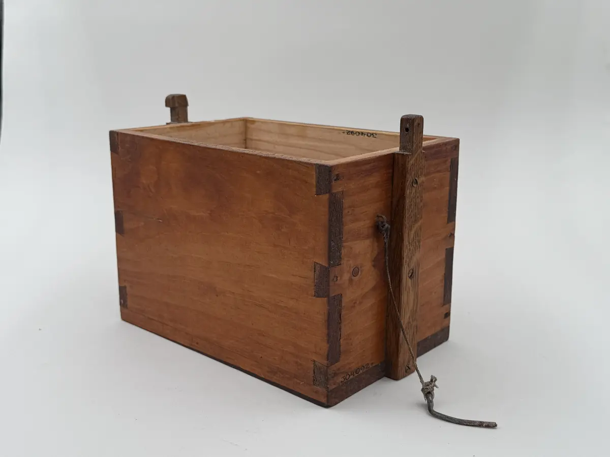 Rektangulär låda av fernissad furu med sinkade hörn.

