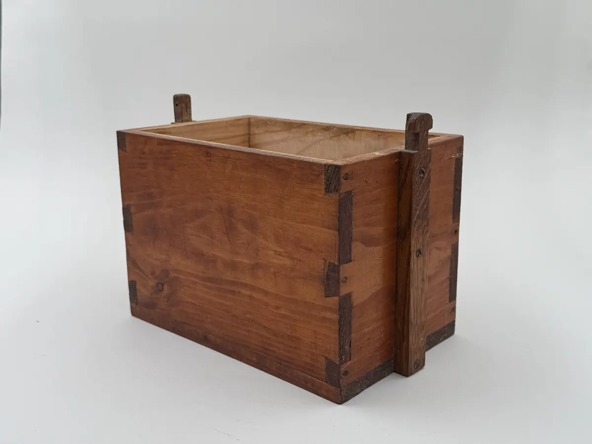 Rektangulär låda av fernissad furu med sinkade hörn.

