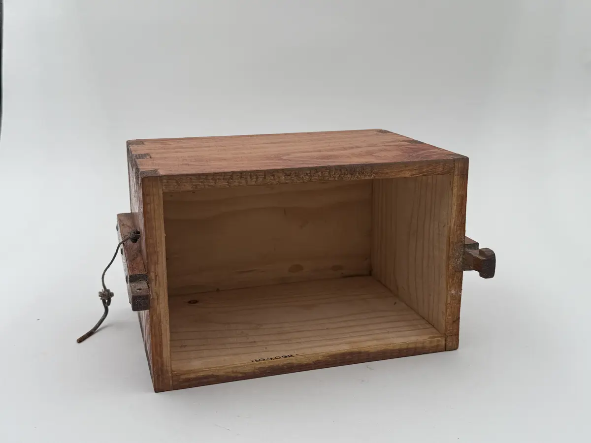 Rektangulär låda av fernissad furu med sinkade hörn.

