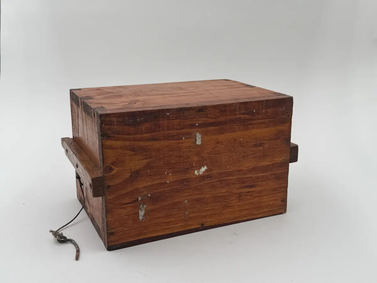 Rektangulär låda av fernissad furu med sinkade hörn.

