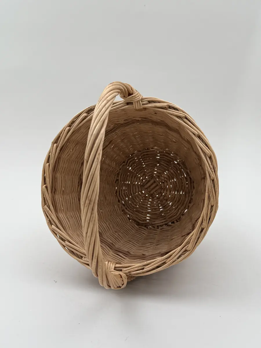 Äggkorg, handflätad av pil i två färgnyanser. Modell med ganska smal hög form. Uppsvängt handtag.