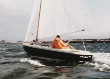 Färgfilm producerad för Monark-Crescent Bolagen AB som belyser ett urval av företagets motor- och segelbåtar. Filmen inleds med motorbåtar ur Monarks sortiment och övergår därefter till campingbåten Avanti. Avanti-modellen, konstruerad av Harry Becker och tillverkad i glasfiberarmerad plast, visas när segel hissas och under segling i olika väderlekar. Filmen avslutas med att Avanti-båtarna anlägger vid brygga.