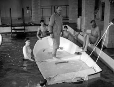 Svartvit film från april 1969 som dokumenterar flytprov av Crescent 41 vid Monark i Varberg. Ett antal personer utför tester av båten i en inomhusbassäng, bland annat genom att placera olika tyngder, för att pröva båtens flytförmåga och stabilitet.