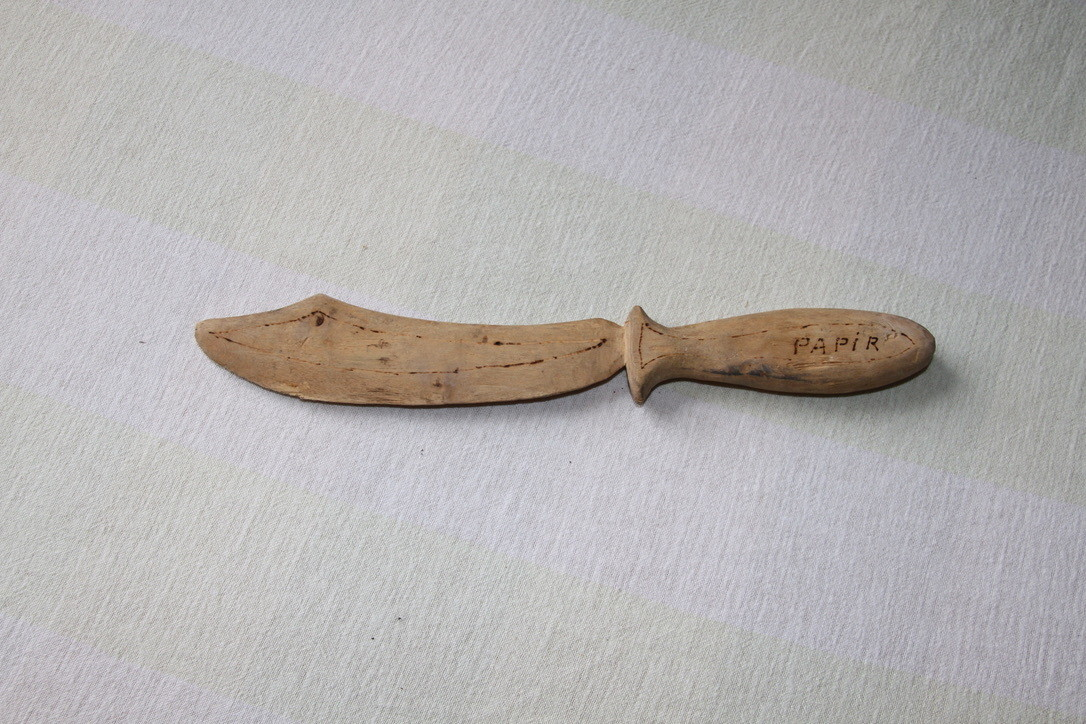 papirkniv i tre med brent tekst og dekor