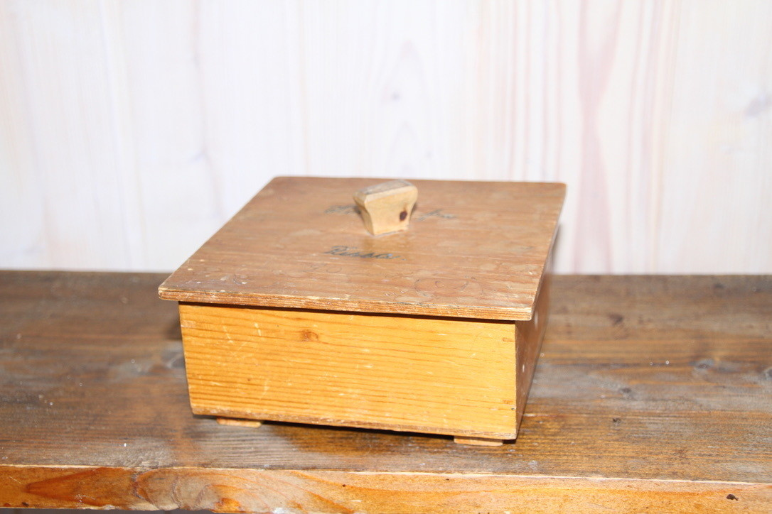 Det er et finert treskrin med lokk og tekst