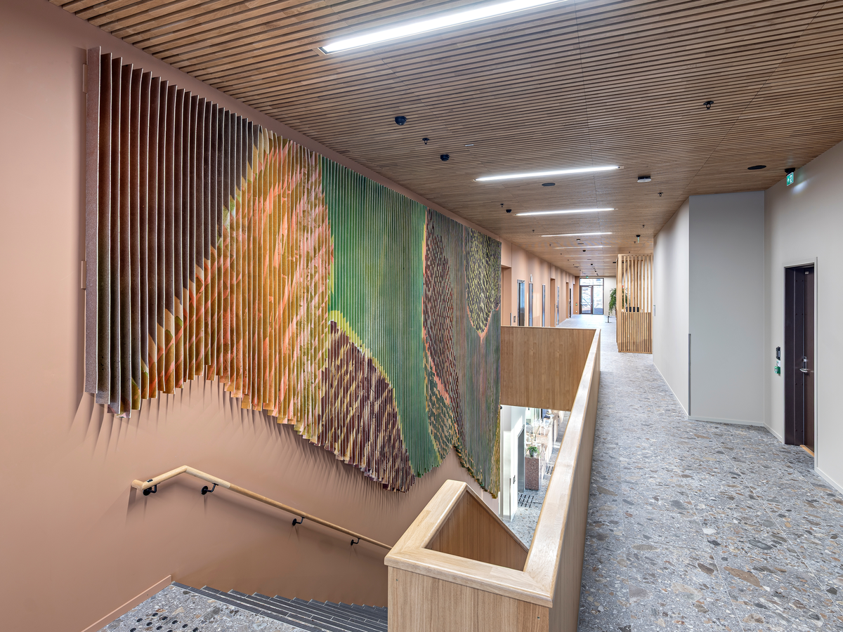 Det flate jordbrukslandskapet i Vestfold er utgangspunkt for Marianne Moes vegghengte tekstil "Landskap i bevegelse". Mengder av tjukk ullfilt er malt med store pensler, sprøytet med farger på begge sider og så skåret opp i remser. Motivet brytes derfor opp, og forandrer seg avhengig av hvor betrakteren står og hvordan hen beveger deg. Det skaper en opplevelse av et skiftende landskap, linjer og fargespill som minner om vårgrønne skoger og modne åkrer.