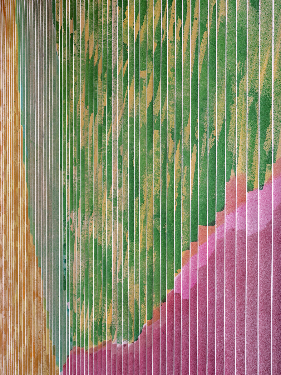 Det flate jordbrukslandskapet i Vestfold er utgangspunkt for Marianne Moes vegghengte tekstil "Landskap i bevegelse". Mengder av tjukk ullfilt er malt med store pensler, sprøytet med farger på begge sider og så skåret opp i remser. Motivet brytes derfor opp, og forandrer seg avhengig av hvor betrakteren står og hvordan hen beveger deg. Det skaper en opplevelse av et skiftende landskap, linjer og fargespill som minner om vårgrønne skoger og modne åkrer.