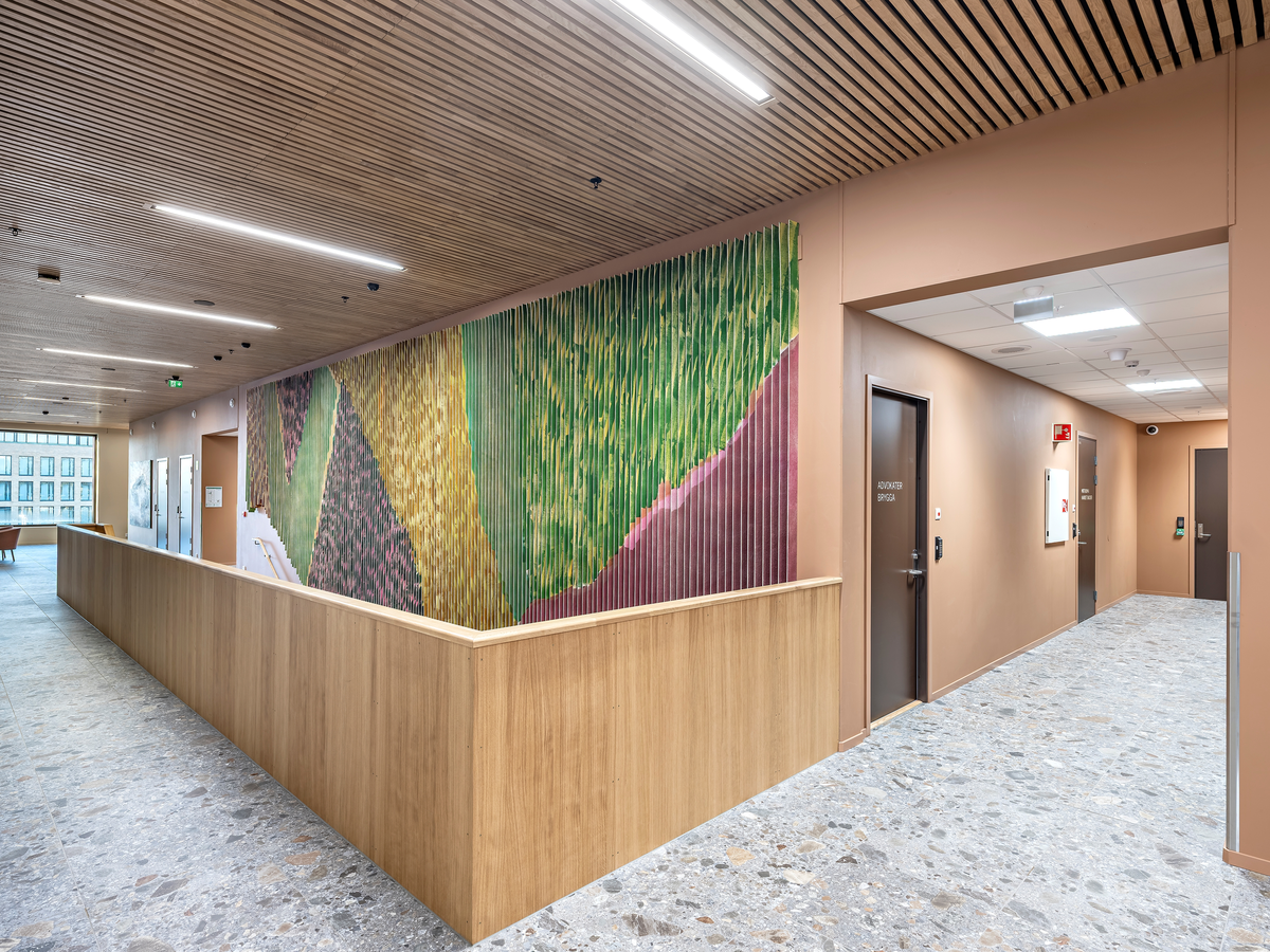 Det flate jordbrukslandskapet i Vestfold er utgangspunkt for Marianne Moes vegghengte tekstil "Landskap i bevegelse". Mengder av tjukk ullfilt er malt med store pensler, sprøytet med farger på begge sider og så skåret opp i remser. Motivet brytes derfor opp, og forandrer seg avhengig av hvor betrakteren står og hvordan hen beveger deg. Det skaper en opplevelse av et skiftende landskap, linjer og fargespill som minner om vårgrønne skoger og modne åkrer.