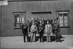 Hornmusikken på Ørje,  Musikkorps, utenfor bygning. Alle per