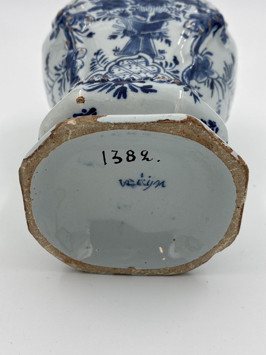 Urna med lock. Av glaserad fajans med dekor i blått. Locket dekorerad med fågel, defekt. Troligen från Delft.