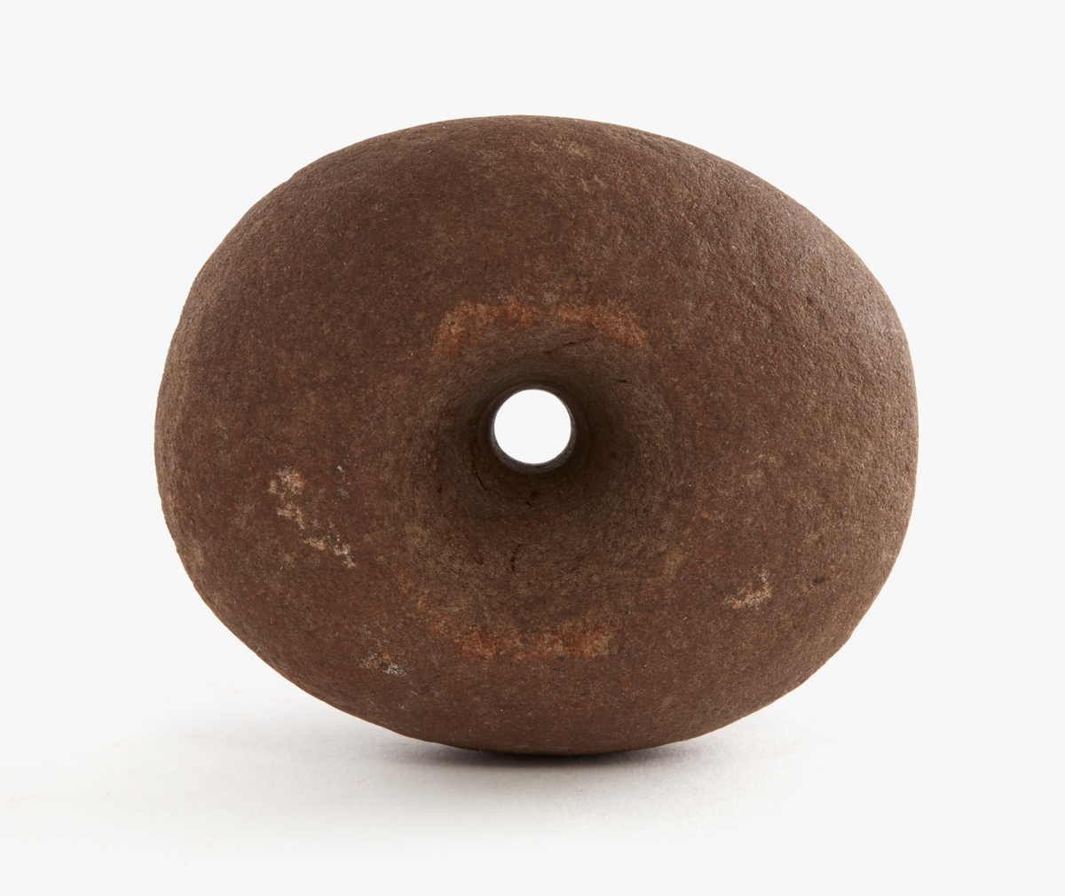 Klubba av granit. Klotfomig med ovalt tvärsnitt. Genomborrad med ett bikoniskt hål 10-35 mm diameter. Slagytor på båda kortändarna.