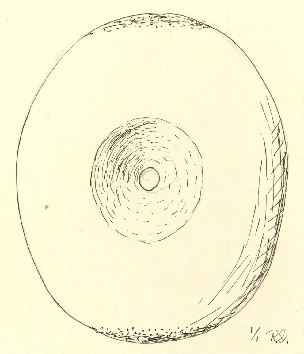 Klubba av granit. Klotfomig med ovalt tvärsnitt. Genomborrad med ett bikoniskt hål 10-35 mm diameter. Slagytor på båda kortändarna.