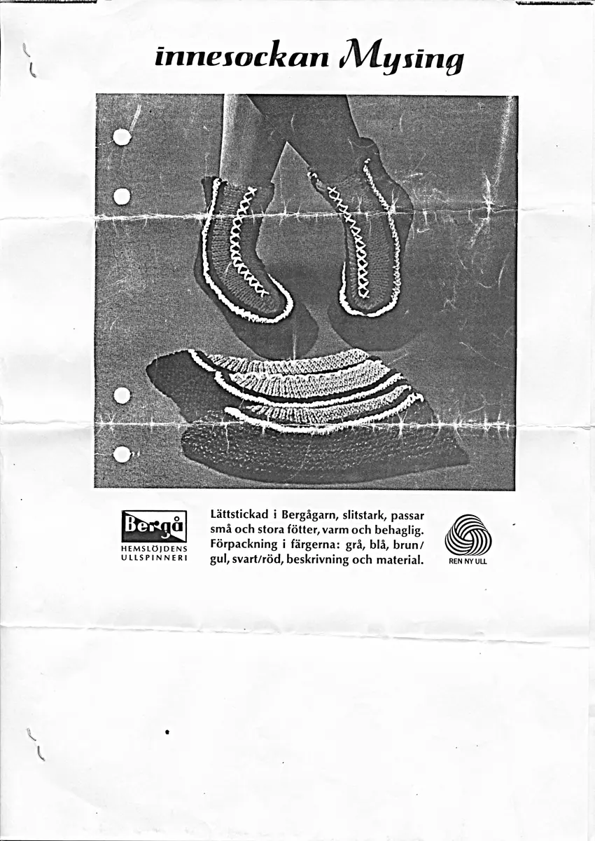 Två stickade tofflor, i slät- och rätstickning, av 3-trådigt ullgarn - Dubbelsport från Bergå Spinneri. Toffeln är hopsydd mitt fram med kaststygn och sedan dekorerad med korsstygn på rad, som ska likna en "snörning".
Gjord efter Bergå beskrivning innesockan Mysing från Bergå Färgeri & Ullspinneri, Stora Skedvi, Dalarna.