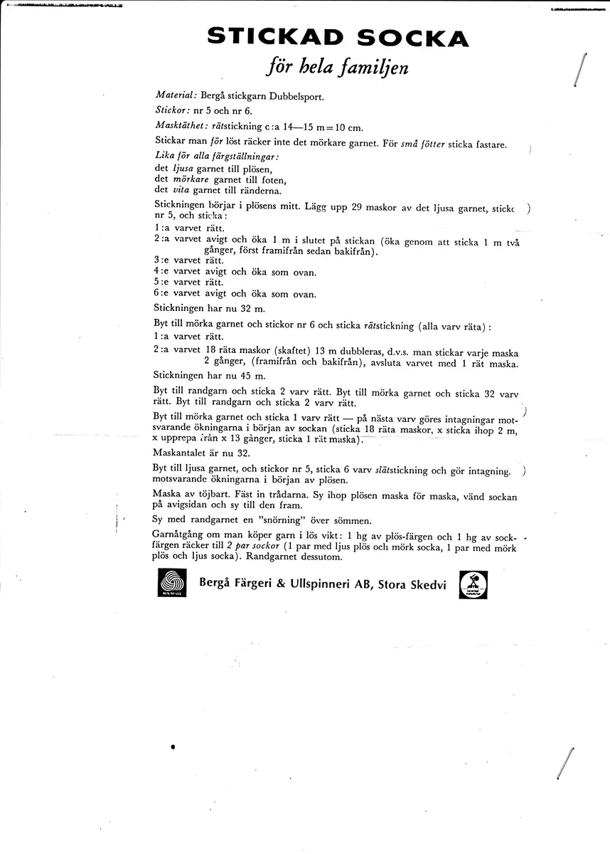 Två stickade tofflor, i slät- och rätstickning, av 3-trådigt ullgarn - Dubbelsport från Bergå Spinneri. Toffeln är hopsydd mitt fram med kaststygn och sedan dekorerad med korsstygn på rad, som ska likna en "snörning".
Gjord efter Bergå beskrivning innesockan Mysing från Bergå Färgeri & Ullspinneri, Stora Skedvi, Dalarna.